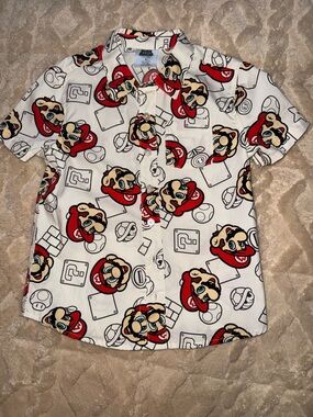 Super Mario white Short-Sleeve Graphic Shirt with Red Accents